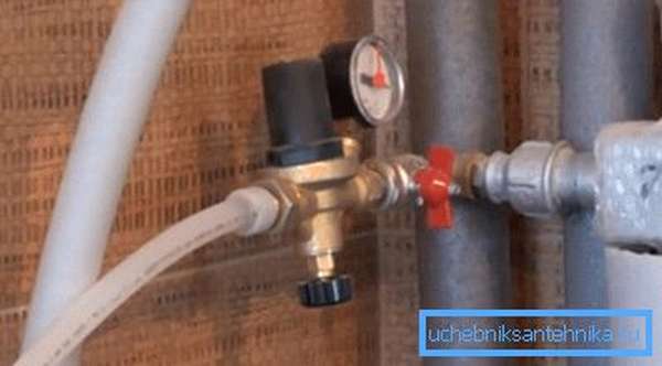 Автоматично доливане на отоплителната система, когато налягането в системата падне под 1,8 бара