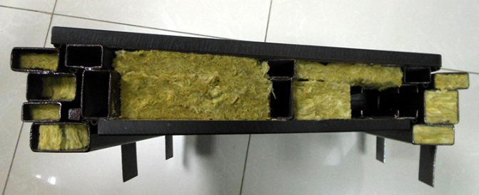 Базалтова плоча във вратата