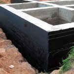 Как да обработим основата на къща отвън от влага