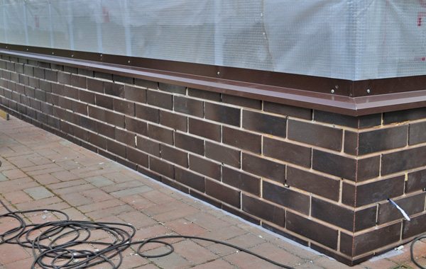 Como processar a fundação de uma casa do lado de fora da umidade