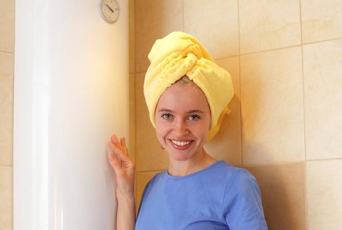 Момиче под душа близо до бойлера