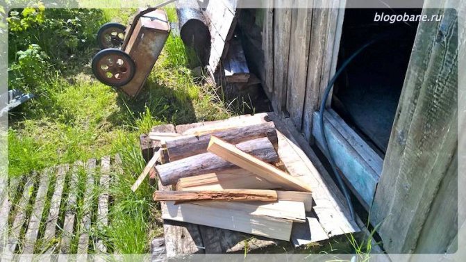 дърва за огрев до банята