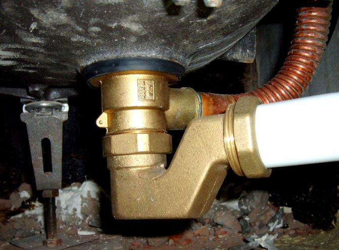 Капакът за миризма с две обороти за баня е аналог на манивела, но е по-сложно устройство.