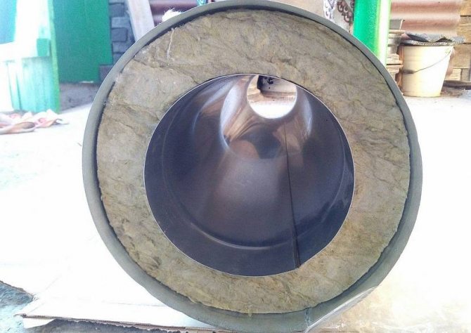 Cheminée avec une couche calorifuge de laine minérale de basalte