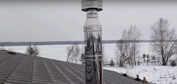 Foto: a aparência do edifício sanduíche acabado no telhado