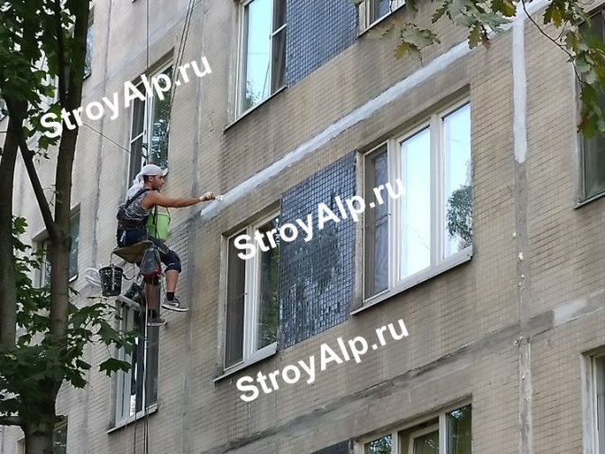 Scellement des coutures inter-panneaux des maisons