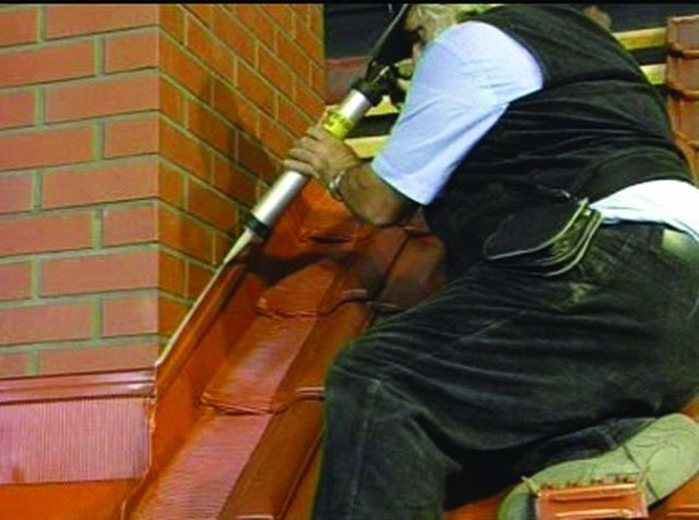 Запечатване на празнината между престилката и тухлената зидария