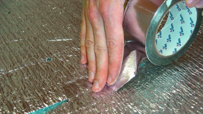 Уплътняване на фугите на хидроизолационния филм