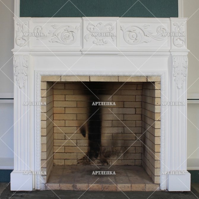 décor en plâtre sur la cheminée