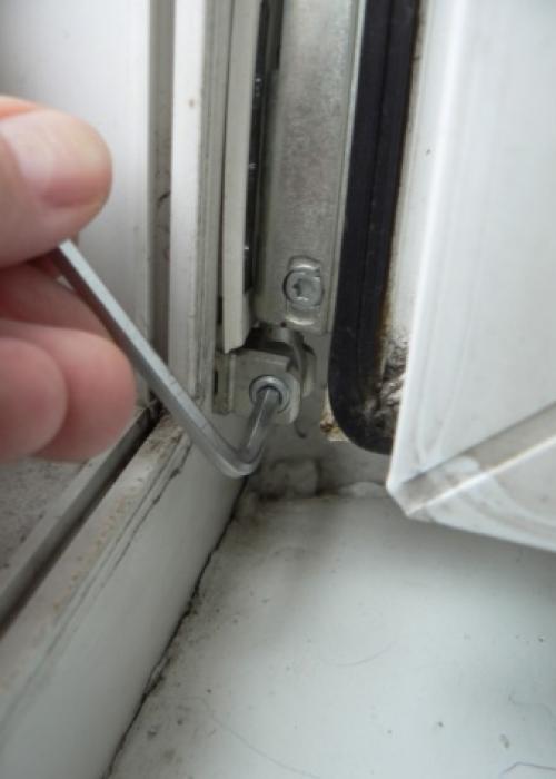 Как да залепите уплътнението на прозорците. Как да изберем как да залепя самозалепваща се изолация за прозорци 18