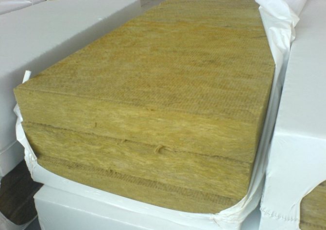 So befestigen Sie Mineralwolle an der Wand eines Holzhauses