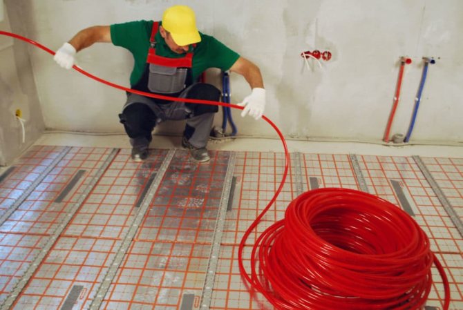 Как да открием теч в топъл под, скрит под бетонна замазка?