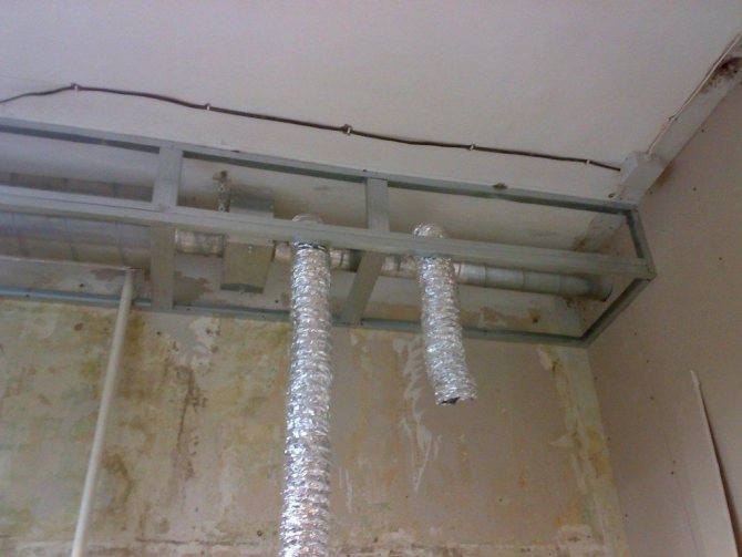 как да скриете тръби в кухнята