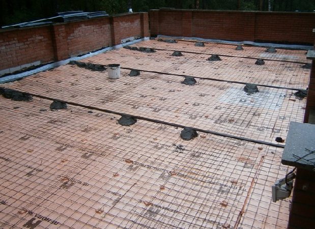 каква дебелина на пяната трябва да бъде върху фундаментната плоча под замазката