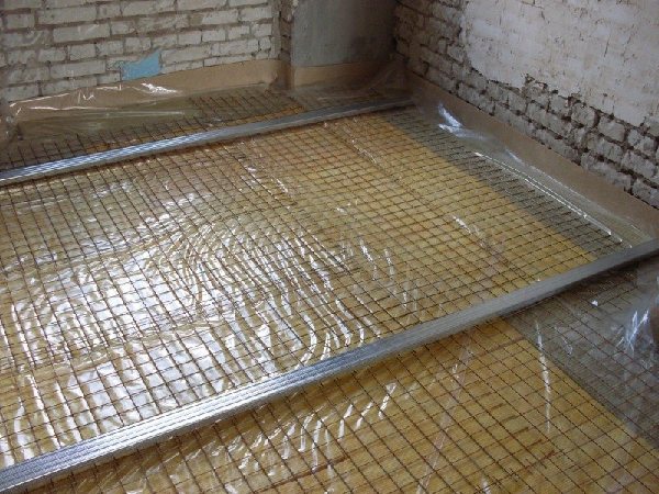 каква дебелина на пяната трябва да бъде върху фундаментната плоча под замазката