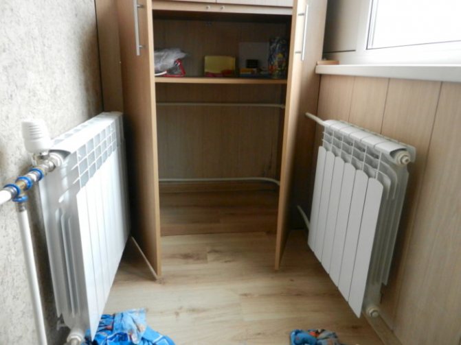 foto de uma bateria em uma varanda