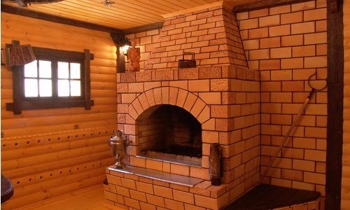 Backsteinofen im Haus