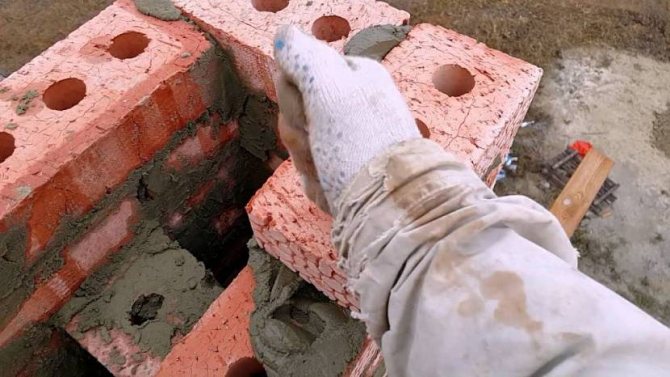 зидана тухлена тръба на покрива