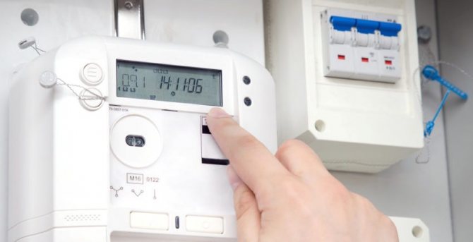 В допълнение към данните за използваната енергия, електронните измервателни уреди могат да показват друга информация.