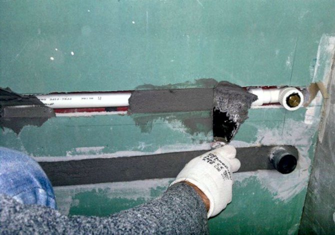 монтаж на тръби в стената