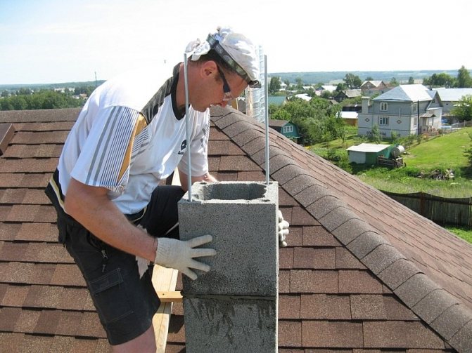 Монтажните работи се извършват на покрива