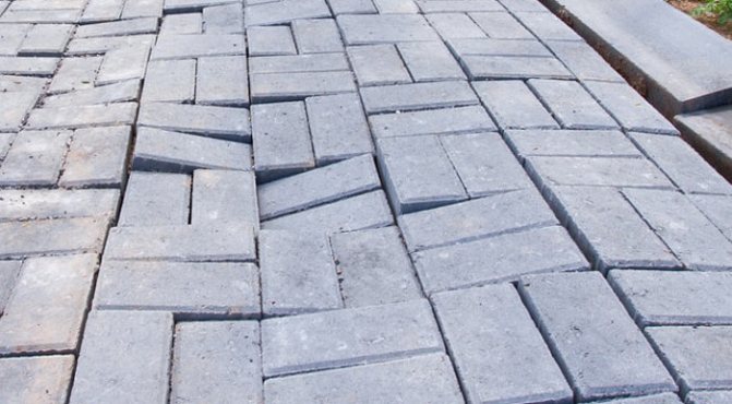 На какво може да се полагат тротоарни плочи?