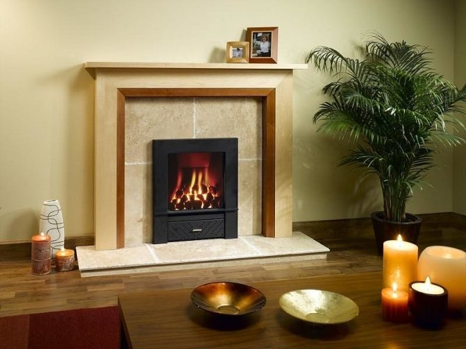 Нисък пиедестал пред камината