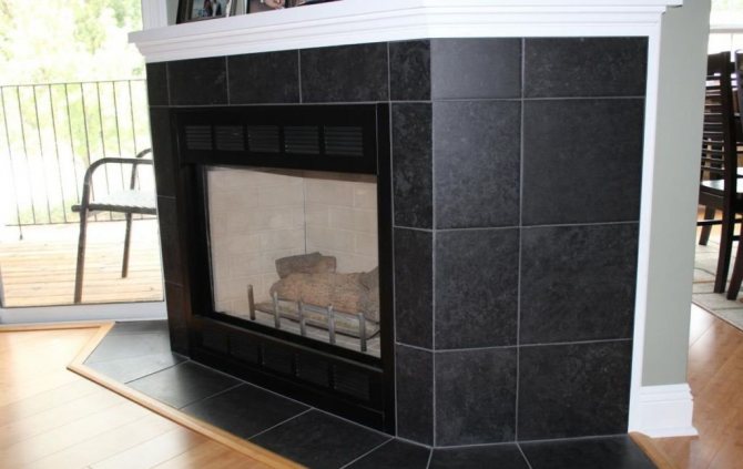 Полагането на плочки е много естетичен, удобен начин за декориране на камина