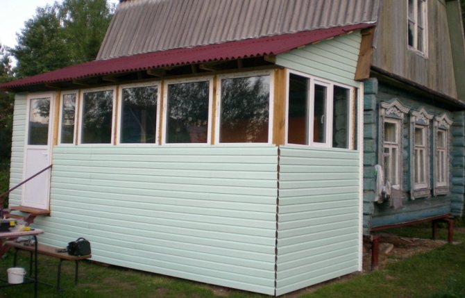 С лице към верандата с сайдинг