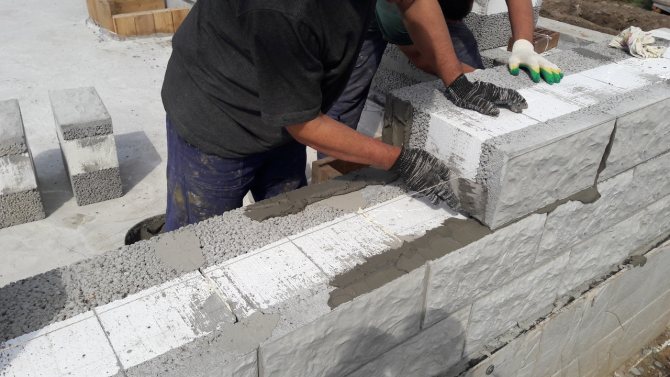 Üç katmanlı Teplosten bloklarının duvarının özellikleri