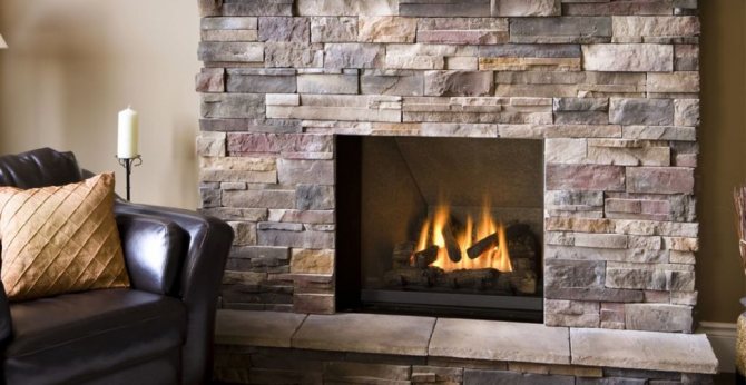 Декорация на камина от изкуствен камък