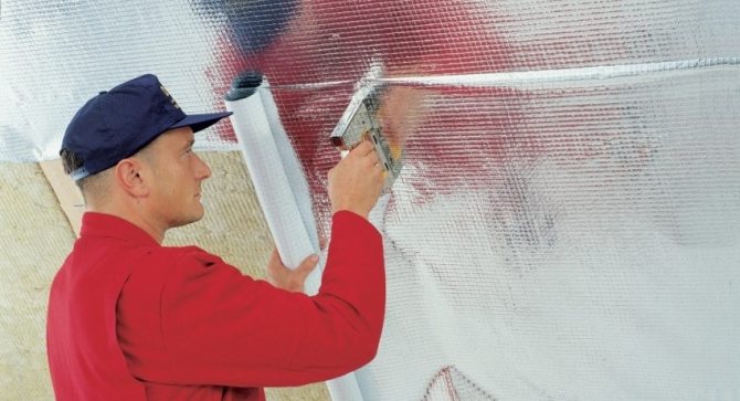 Филмът за бариера срещу пара е прикрепен към дървената рамка със скоби