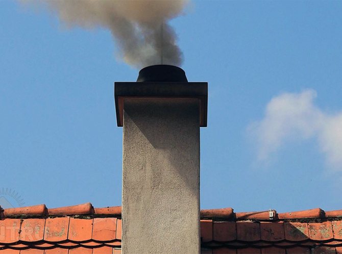 Warum raucht der Ofen und wie geht man damit um?