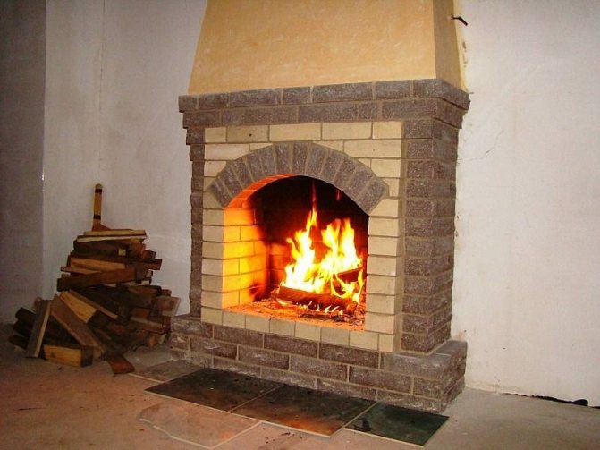 Повърхността около камината е изолирана