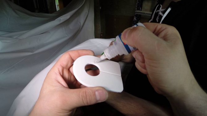 Залепване на контура към платното