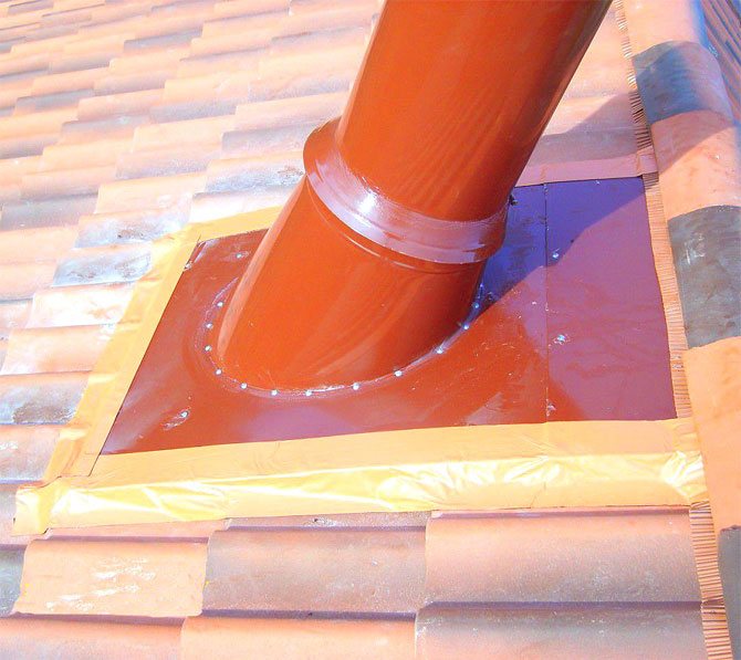 Прилежащ към покрива към коминната тръба