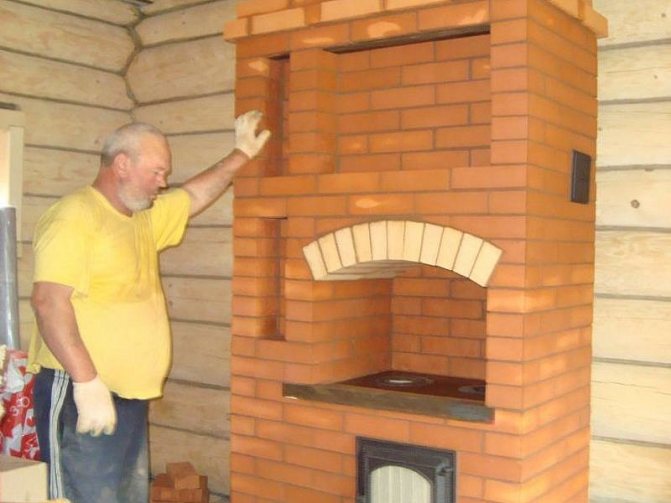 Стенна камина с арка