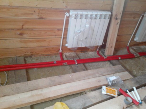 Полагане на тръби в пода, свързване на радиатора отдолу