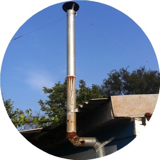 Корозирала тръба поради действието на агресивна среда поради повишена кондензация