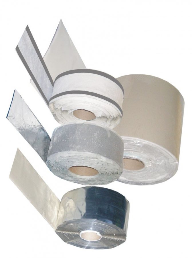 Самозалепваща се строителна лента, използвана за пароизолация