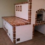 Измазването и облицовката на плочки или довършването на камък са два начина да подредите печката си.