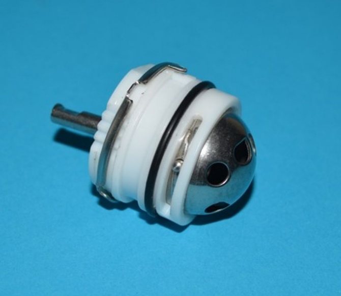 Смесването на топъл и студен поток се извършва вътре в топката