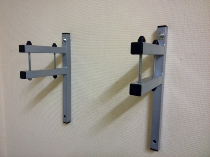 Стенна скоба за стена на сутерен за газов котел.