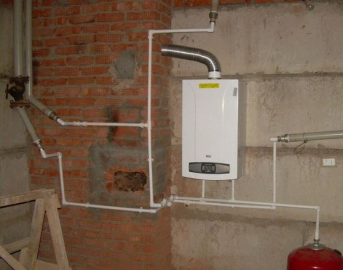Стенен газов котел със свързани комунални услуги
