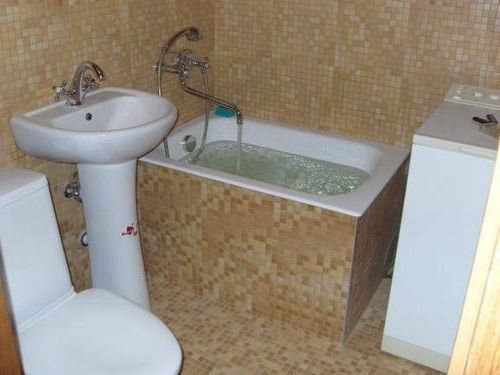 стомана с мозайка на фасадата