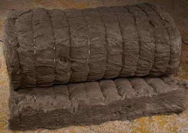 Стъклената вата се използва в различни видове жилищно строителство, не изисква специални умения за монтаж и има отлични топло- и звукоизолационни качества.