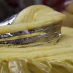 Стъклената вата е изолация от влакна, направена от отпадъчна стъклена промишленост, по-често се използва за сайдинг и запечатване на кухини в конструкциите