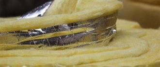 Стъклената вата е изолация от влакна, направена от отпадъчна стъклена промишленост, по-често се използва за сайдинг и запечатване на кухини в конструкциите