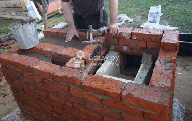 Изграждане на тухлено барбекю в страната