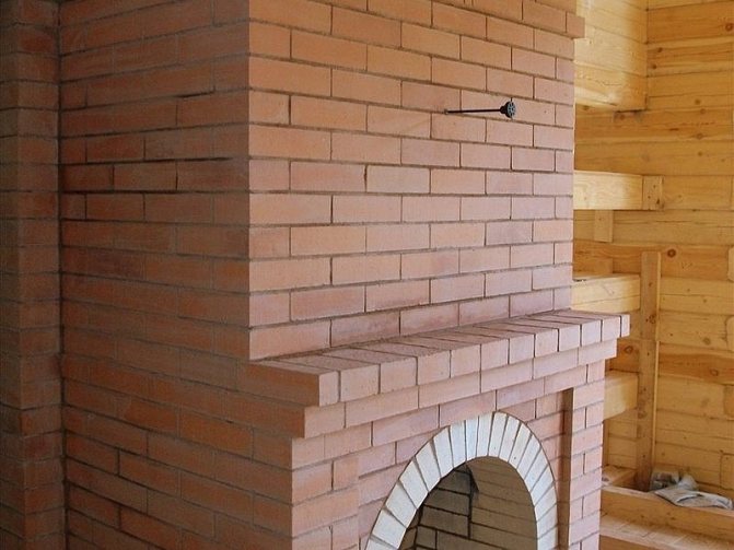 Пещта е облицована с шамотни тухли